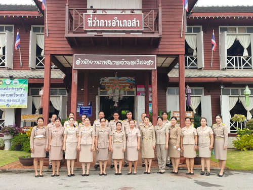 วันที่ 28 กันยายน 2565 นายพงศ์นรินทร์  สุทธารักษ์ นายกเทศมนตรีตำบลเวียงสา พร้อมคณะผู้บริหาร พนักงานเจ้าหน้าที่เทศบาลตำบลเวียงสา ได้จัดกิจกรรมเนื่องในวันพระราชทานธงชาติไทย ประจำปี 2565